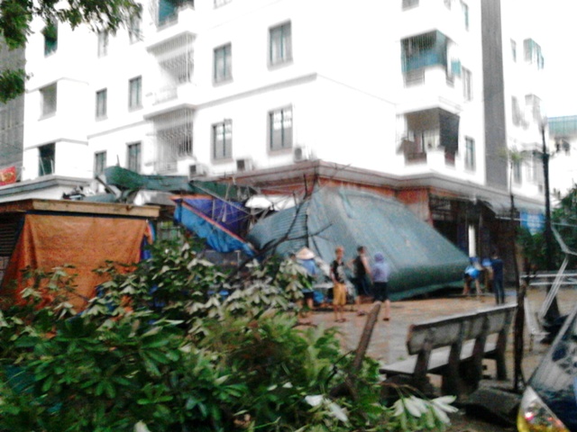 Hà Nội hỗn loạn sau dông lốc, 1 người chết, 3 bị thương ảnh 9